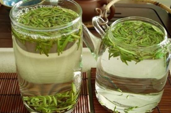 竹葉青和雀舌哪個(gè)貴，竹葉<a href=http://m.syguzhi.com/fenlei/wulongcha/ target=_blank class=infotextkey>青茶</a>貴嗎？